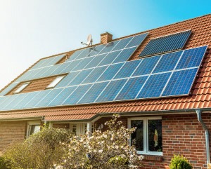 Energia solar corresponde à energia proveniente da luz e do calor emitidos pelo Sol. Essa fonte de energia pode ser aproveitada de forma fotovoltaica ou térmica